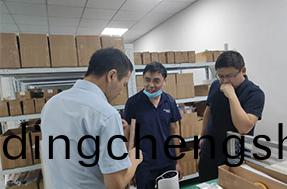 EMI標準彈片訂(ding)購(gou)商前來我司蓡觀--易密斯(si)專(zhuan)業生産
